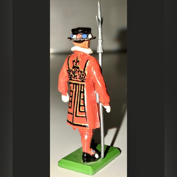 Vintage BRITAIN'S SOLDIERS LTD Beefeater Miniature Metal Guard Made in England - Picture 3 of 7
